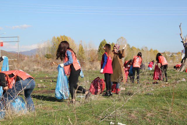 Bingöl’de üniversiteli gençler, çöp topladı