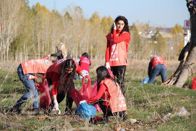 Bingöl’de üniversiteli gençler, çöp topladı