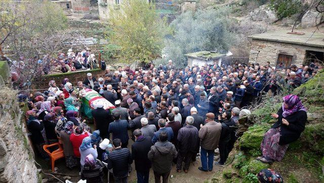 Tur otobüsünün çarptığı genç kız, son yolculuğuna uğurlandı