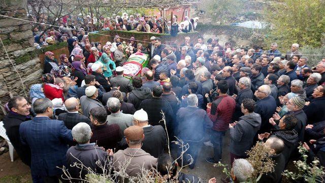 Tur otobüsünün çarptığı genç kız, son yolculuğuna uğurlandı