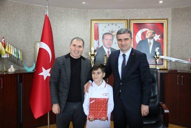 Başkan Cüneyt Yemenici başarılı öğrencileri ödüllendirdi 3