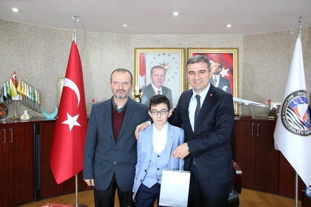 Başkan Cüneyt Yemenici başarılı öğrencileri ödüllendirdi 4