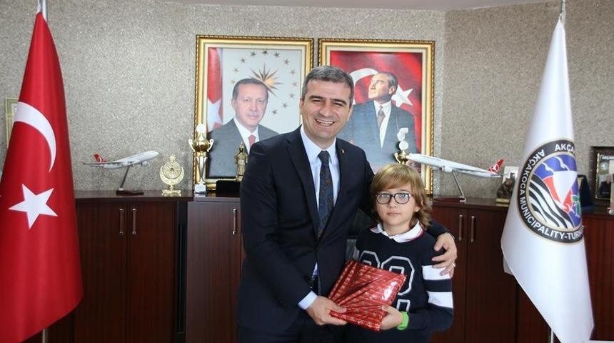 Başkan C&uuml;neyt Yemenici başarılı &ouml;ğrencileri &ouml;d&uuml;llendirdi