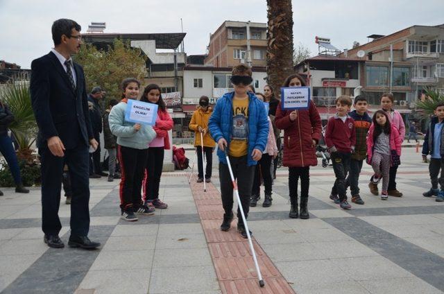 Görme engelli öğretmenden Dünya Engelliler Günü’nde farkındalık etkinliği