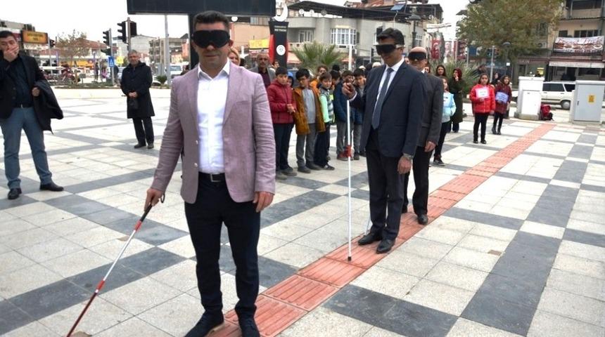 G&ouml;rme engelli &ouml;ğretmenden D&uuml;nya Engelliler G&uuml;n&uuml;&rsquo;nde farkındalık etkinliği