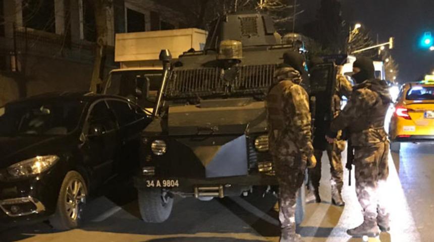 Siyah çarşaf giyen bir erkek rastgele etrafa ateş açtı! Özel harekat bölgeye sevk edildi