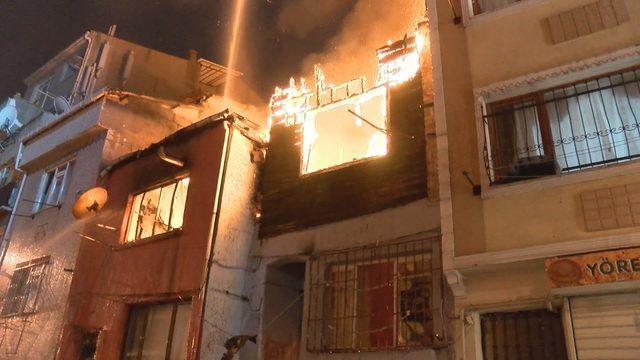 Beyoğlu'nda 3 katlı bina alev alev yandı