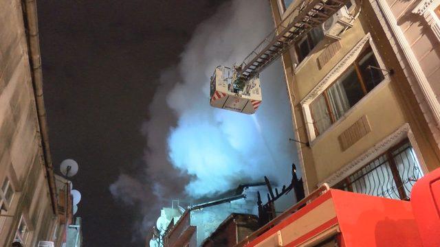 Beyoğlu'nda 3 katlı bina alev alev yandı