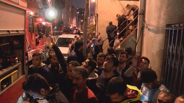 Beyoğlu'nda 3 katlı bina alev alev yandı