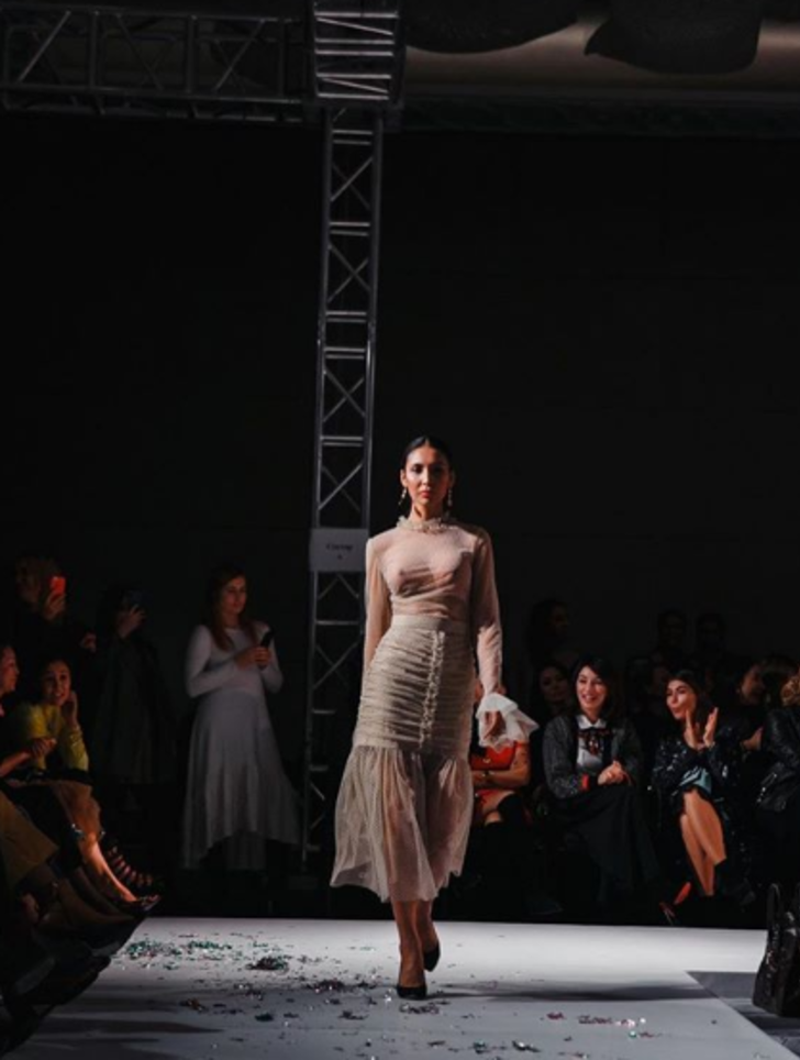 Defileye katılan vekilin elbisesi olay oldu G1