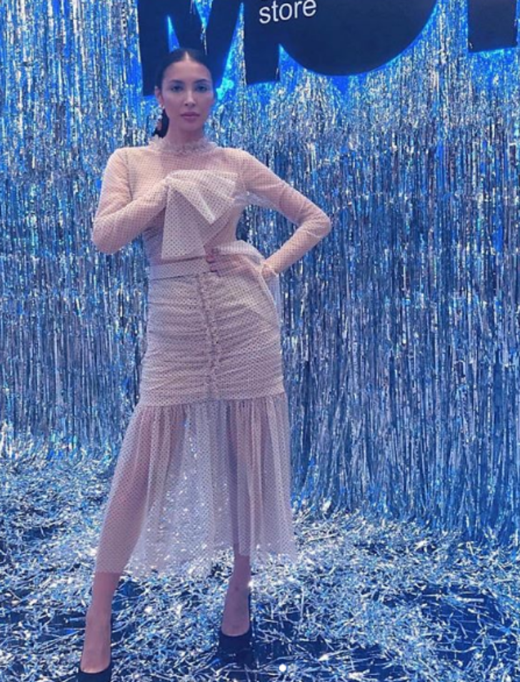 Defileye katılan vekilin elbisesi olay oldu G3