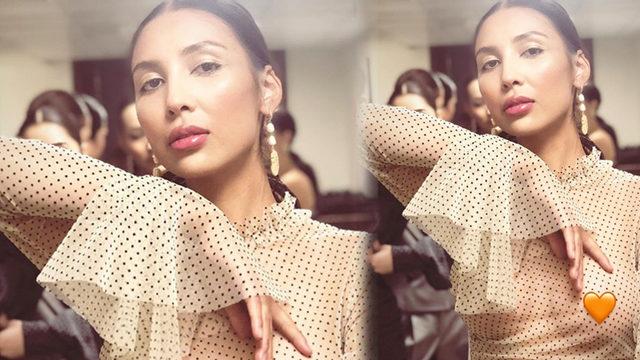 Defileye katılan vekilin elbisesi olay oldu