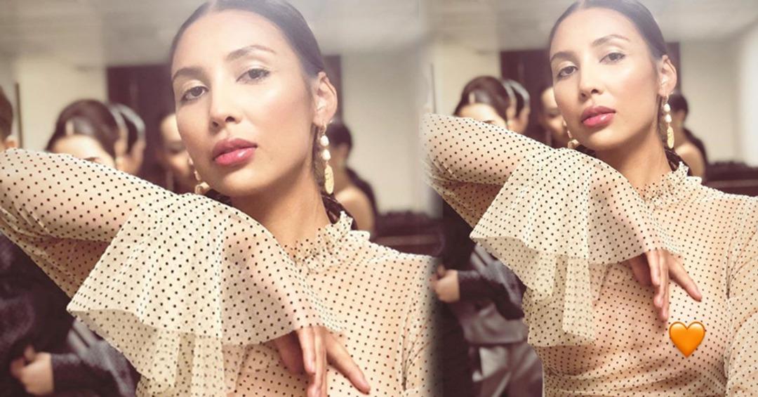 Defileye katılan vekilin elbisesi olay oldu