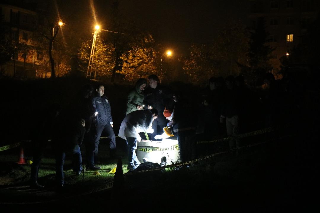 İstanbul'da kabus gece: Silah elinde y&uuml;z &uuml;st&uuml; yatıyordu