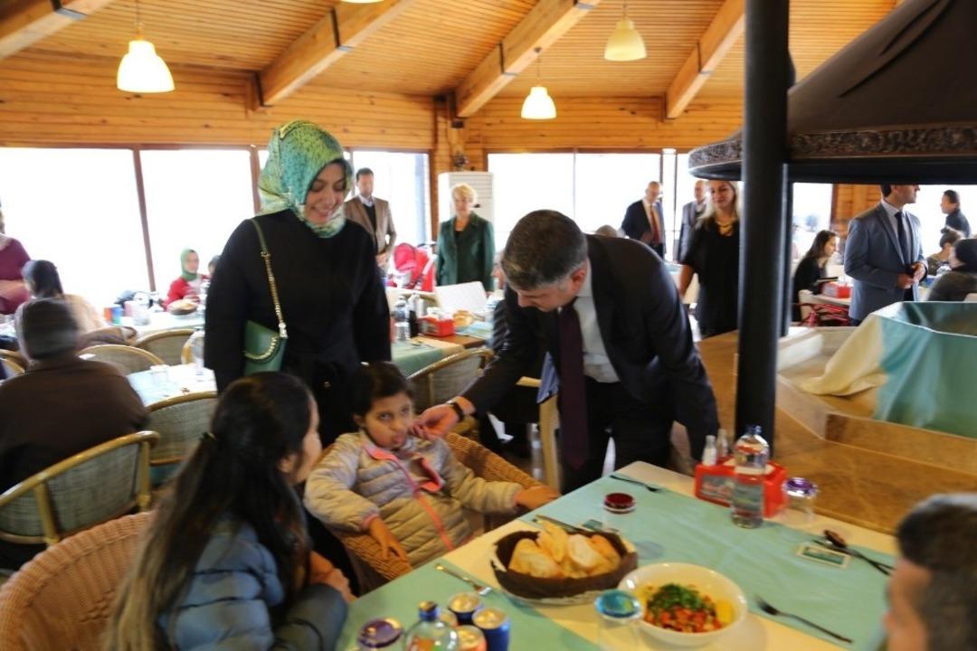 Kaymakam Akhan engellilerle buluştu