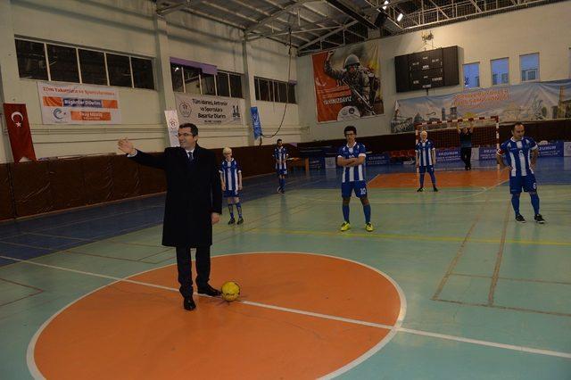 Başlama vuruşunu Vali Okay Memiş yaptı