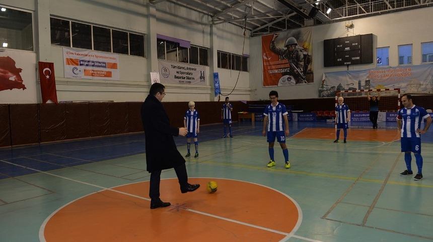 Başlama vuruşunu Vali Okay Memiş yaptı