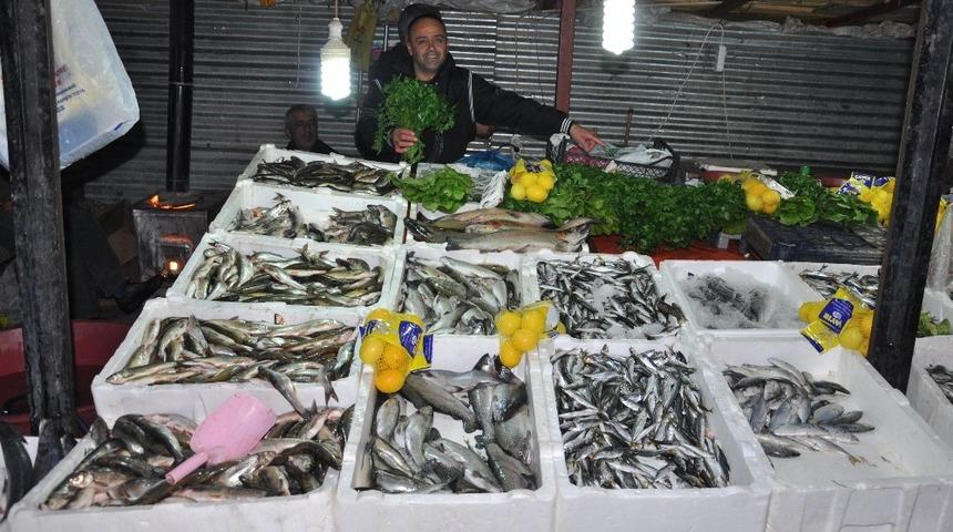 Karadeniz balığı Y&uuml;ksekova tezgahlarında