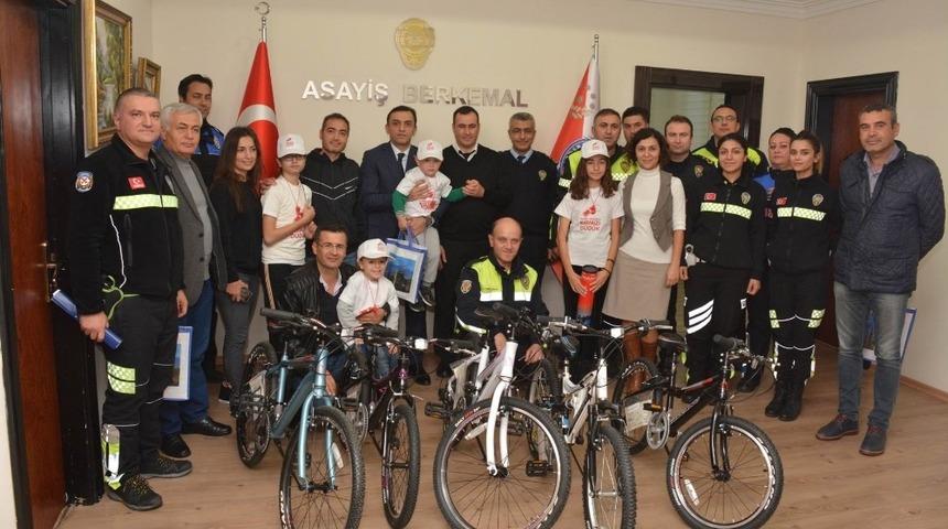 Kırmızı d&uuml;d&uuml;k kampanyasında 5 &ccedil;ocuğa bisiklet &ouml;d&uuml;l&uuml;