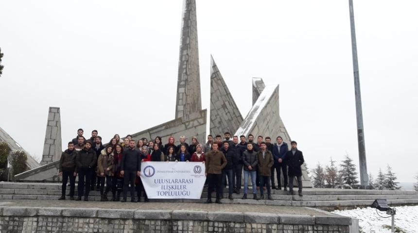 &Uuml;niversite &ouml;ğrencileri, Dumlupınar Şehitliği&rsquo;ni ziyaret etti
