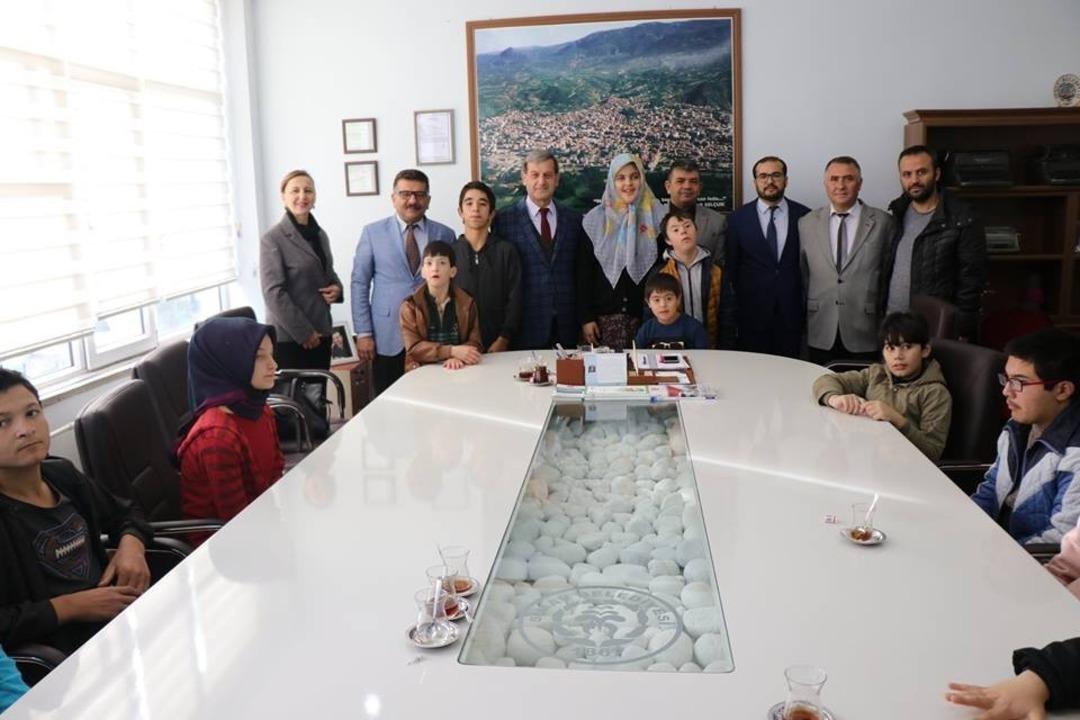 Engellilere Başkan &Ouml;zkan&rsquo;dan hediye