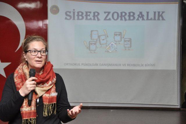 Siber zorbalıktan korunma yolları anlatıldı