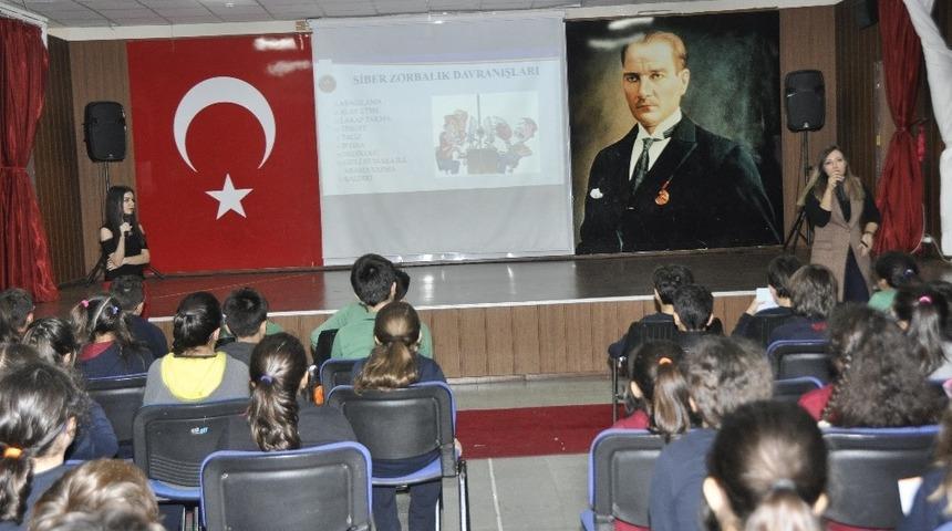 Siber zorbalıktan korunma yolları anlatıldı