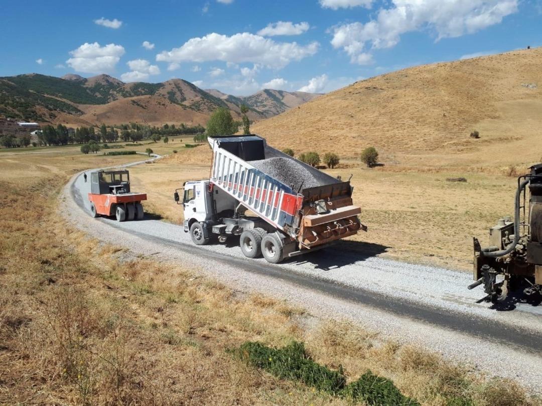 Tatvan&rsquo;daki k&ouml;y yolları kilitli parke ve asfaltla kaplandı