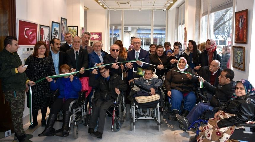 Engelli ressamlar h&uuml;nerlerini Bursalılara sundu