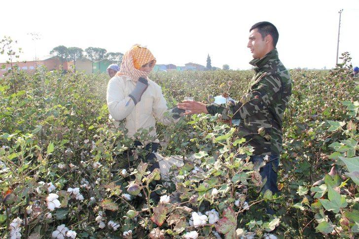 Pamuk işçilerine maniyle su dağıtıyor G4