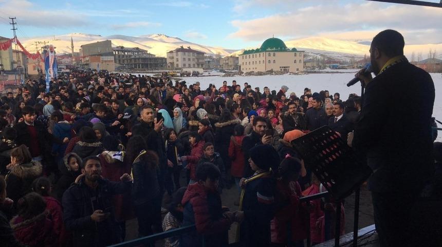 Amir Yıldırım Gen&ccedil;lik konserinde hemşehrilerini coşturdu