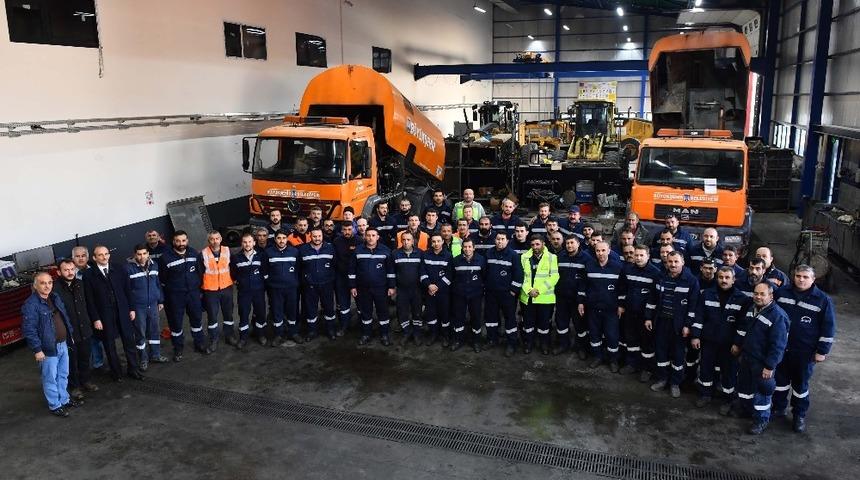 Ekmeğini makineden &ccedil;ıkaran eller