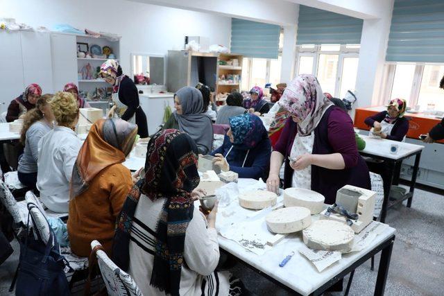 Kadınlar çamuru sanata dönüştürüyor