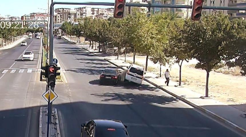 Otomobillerin &ccedil;arpıştığı kaza kamerada