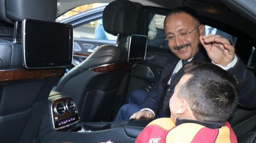 Siirt Valisi engelli genci makam aracıyla gezdirdi