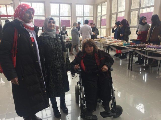 Lise öğrencileri engelliler için kermes açtı