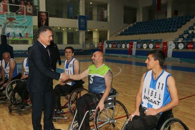 Vali Akbıyık, engellilerin basketbol maçını izledi