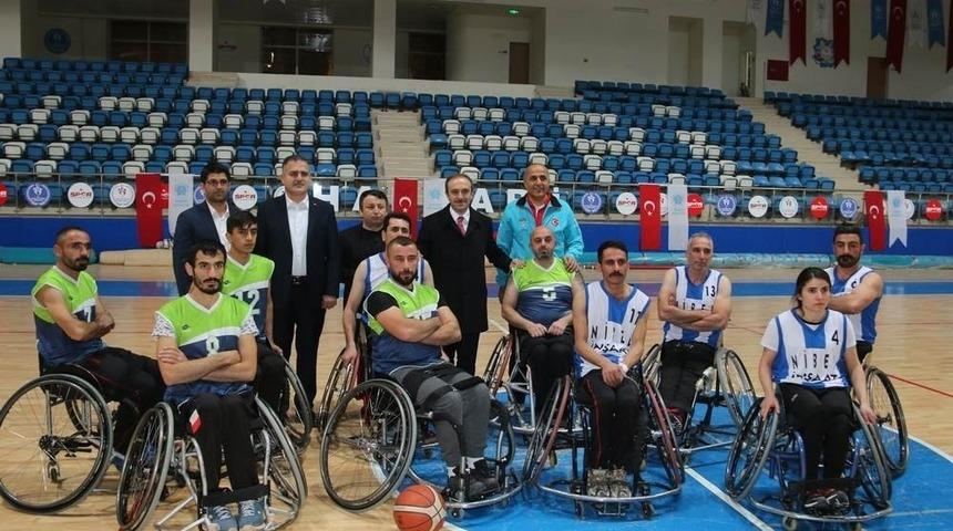 Vali Akbıyık, engellilerin basketbol ma&ccedil;ını izledi