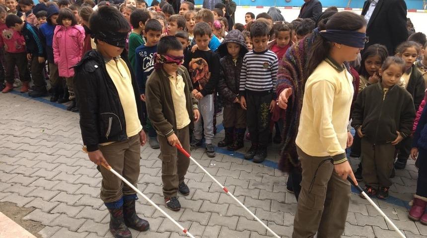&Ouml;ğrenciler beyaz bastonla y&uuml;r&uuml;y&uuml;ş yaptı