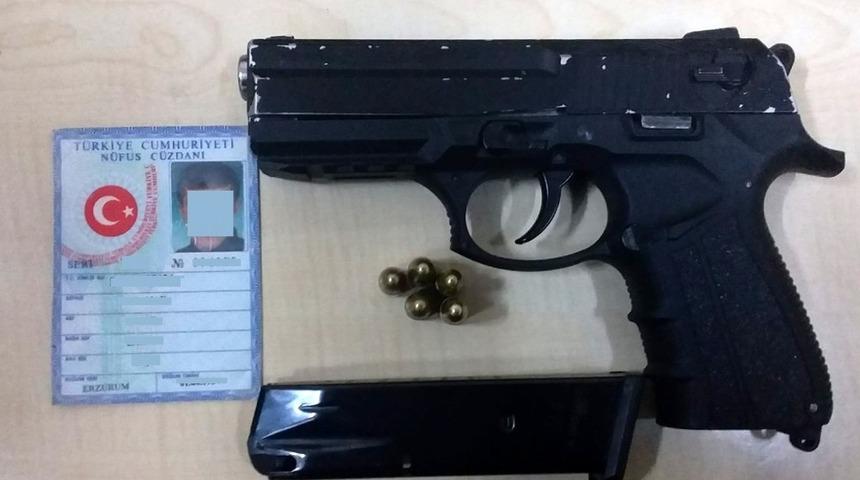 Erzurum&rsquo;da 2 adet ruhsatsız tabanca ile 1 adet kurusıkı tabanca ele ge&ccedil;irildi