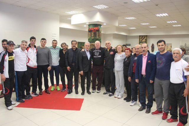 Adanalı badmintoncular destek bekliyor