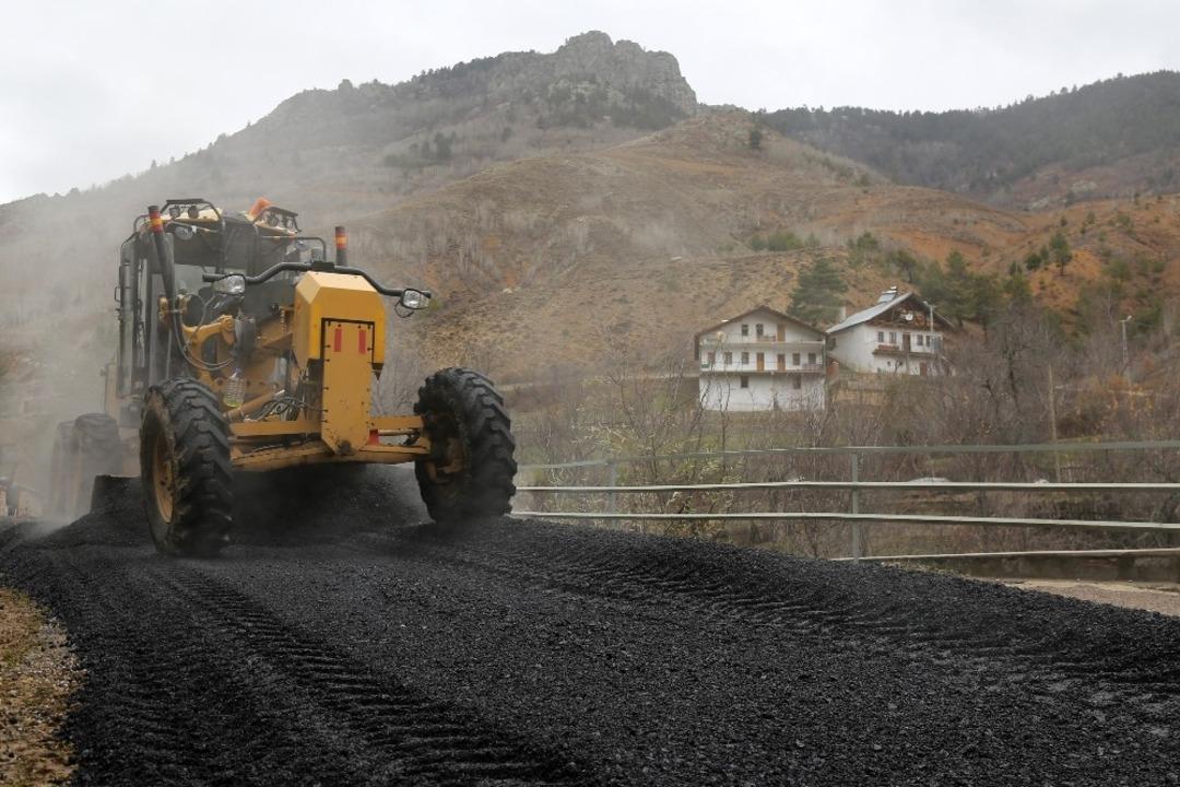 G&uuml;m&uuml;şhane İl &Ouml;zel İdaresi asfalt &ccedil;alışmalarına devam ediyor