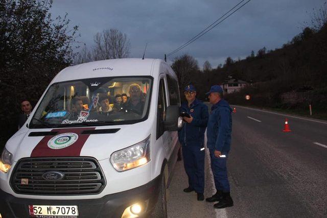 Kurallara uyan öğrencilere çikolata