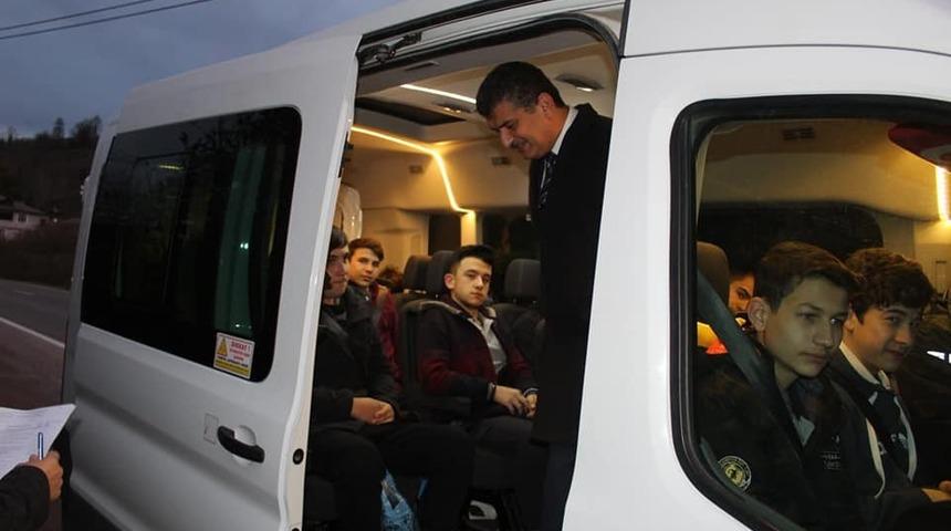 Kurallara uyan &ouml;ğrencilere &ccedil;ikolata