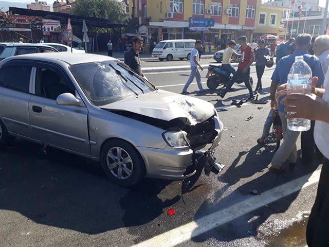 Motosiklet 2 otomobile çarptı, sürücü hafif yaralandı