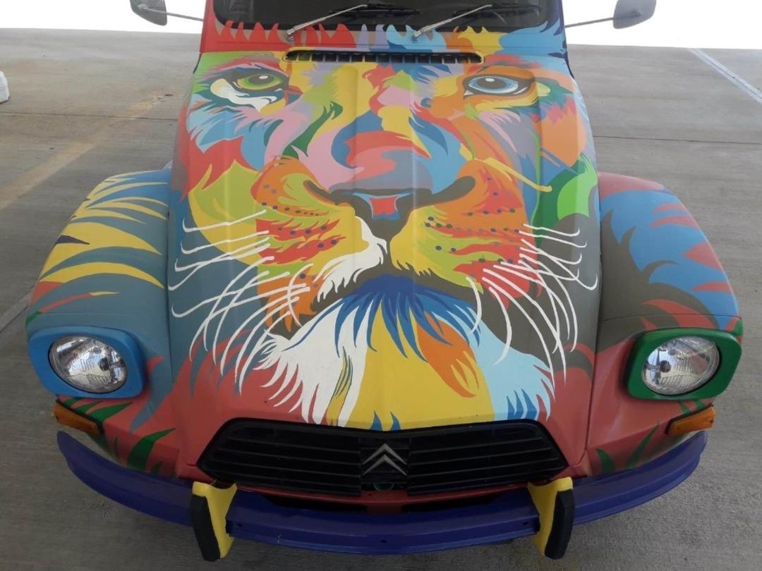 Kadın ressamdan antika otomobile &rsquo;arslan&rsquo; fig&uuml;r&uuml;