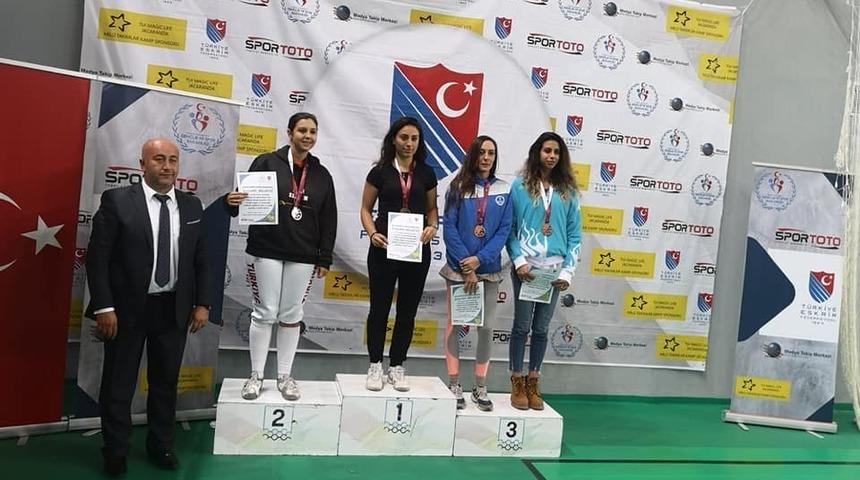 Kağıtsporlu sporcular madalyalarla d&ouml;nd&uuml;ler