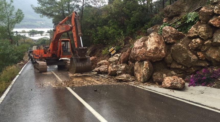 Kumluca&rsquo;da sağanak yağmur