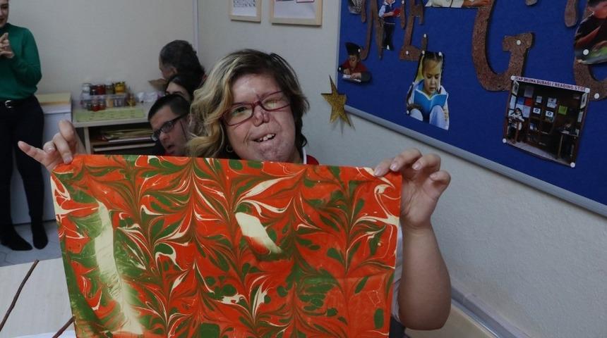 Ebru &ccedil;alışmasında engelsiz eserler verildi