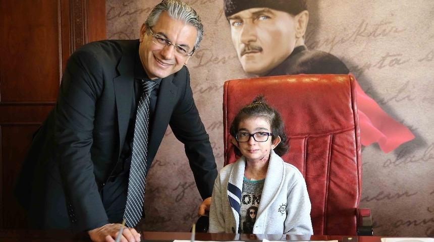 Kelebek kızın hayali ger&ccedil;eğe d&ouml;n&uuml;ş&uuml;yor